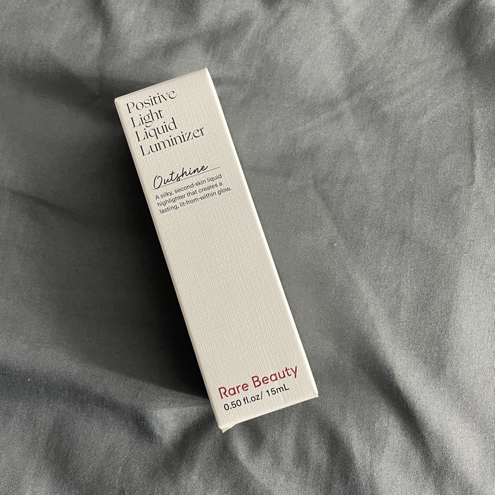 Rare Beauty Liquid Luminizer Highlight in shade Outshine